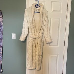 Sonoma White Fuzzy Medium Robe